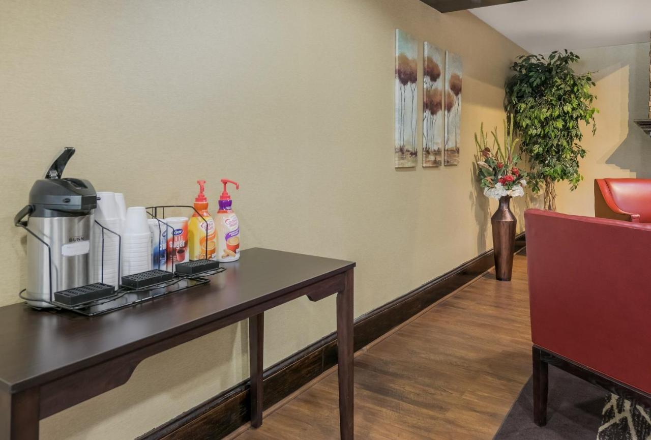 Red Roof Inn & Suites Knoxville East מראה חיצוני תמונה